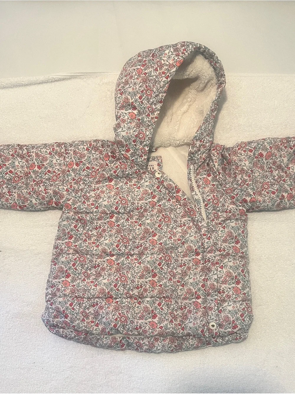 Girls' Gap Floral Puffer Jacket with Hood - Red & Cream size 18-24 months
